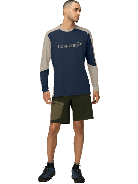 Men's falketind equaliser merino round Neck indigo night pure model Men's falketind equaliser merino round Neck indigo night pure model