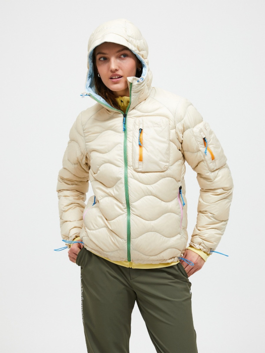 Model Peak Performance W Helium Utility Down Hood Jacket SAND FOG-CLOUD | G79847$ Model Peak Performance W Helium Utility Down Hood Jacket SAND FOG-CLOUD | G79847$